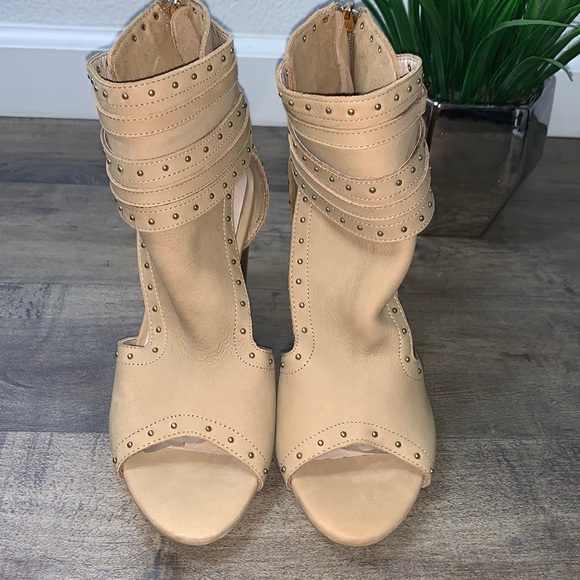 NWOT RAYE TAN STUDDED LEATHER STACKED HEEL. - Picture 2 of 5